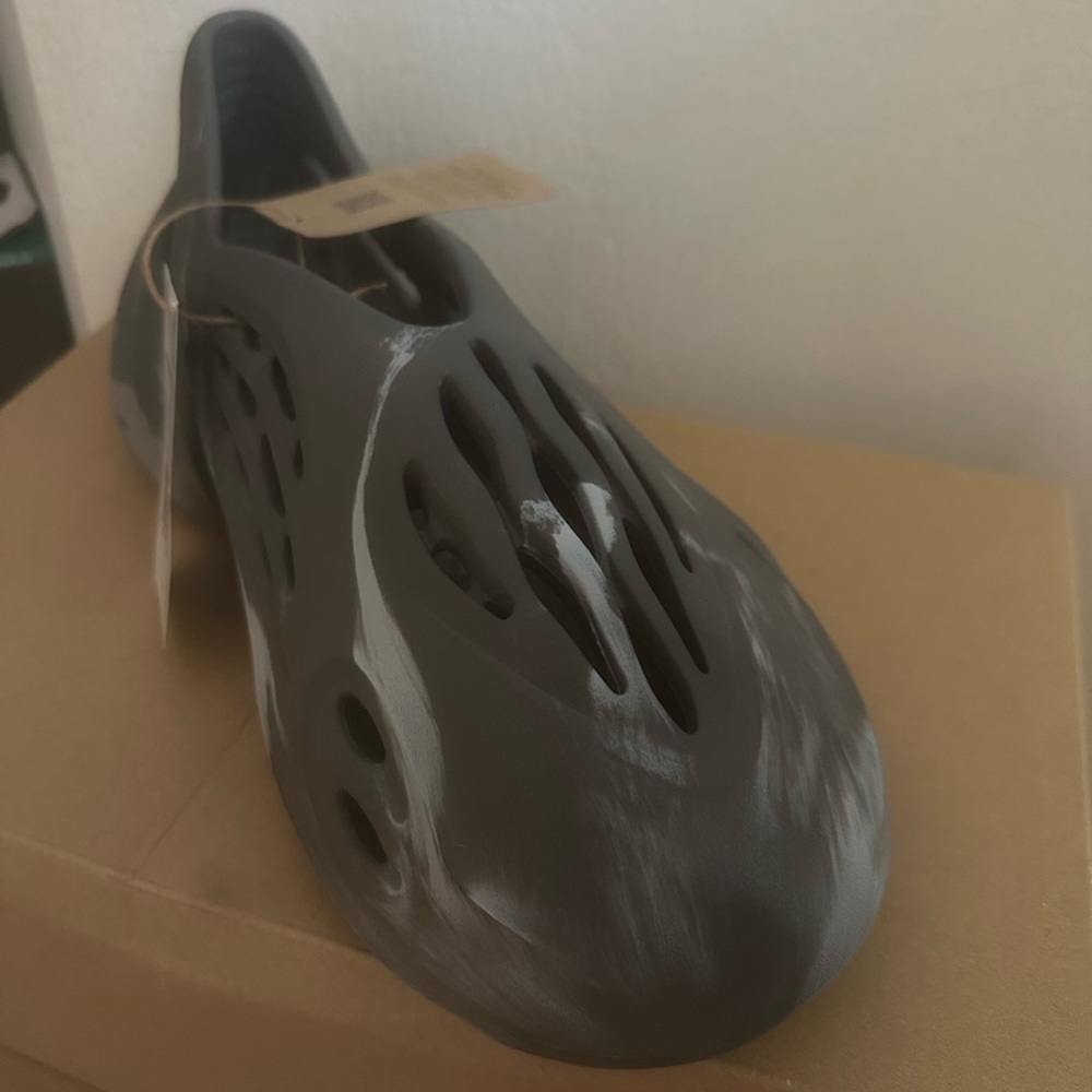 Yeezy Foam RNR - Picture 3 of 4